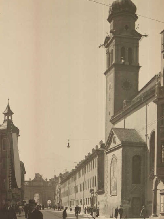 Maria-Theresienstraße mit Servitenkirche im Jahr 1924.