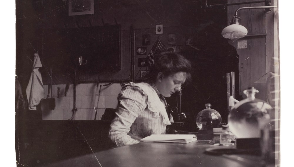 Margarete Zuelzer studierte Naturwissenschaften in Berlin und Heidelberg, 1924 war die bekannte Zoologin bei der 88. Versammlung Deutscher Naturforscher und Ärzte in Innsbruck. (Im Bild als Studentin im Labor, 1902)