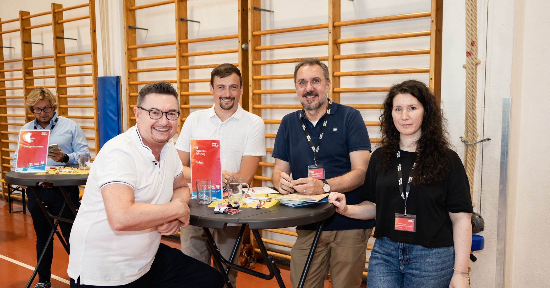 Die ExpertInnen aus dem Rathaus helfen gerne weiter. Im Bild v.l. Sozialamtsleiter Markus Warger, Pflegekoordinator Michael Urschitz, Jens-Uwe Müller (Innsbrucker Hilfswerk) und Jasmin Kompatscher (Büro Vizebürgermeister Georg Willi) beim MIB-Termin vor der Sommerpause in Sieglanger.