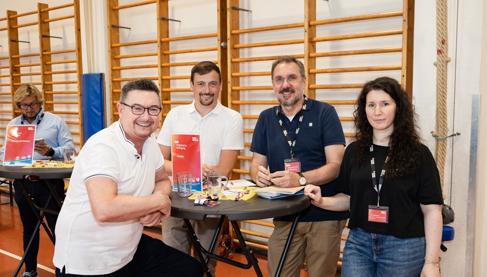 Die ExpertInnen aus dem Rathaus helfen gerne weiter. Im Bild v.l. Sozialamtsleiter Markus Warger, Pflegekoordinator Michael Urschitz, Jens-Uwe Müller (Innsbrucker Hilfswerk) und Jasmin Kompatscher (Büro Vizebürgermeister Georg Willi) beim MIB-Termin vor der Sommerpause in Sieglanger.