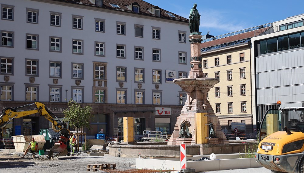 Momentan wird am Bozner Platz noch gebaut. Auch ein Kirschbaum, der im Zuge der Neugestaltung vorübergehend von der Ecke Bozner Platz/Wilhelm-Greil-Straße umgesiedelt wurde, ist derzeit am Bozner Platz zu sehen. Im Herbst werden 31 neue, großkronige und schattenspendende Gleditschien am Platz gepflanzt.