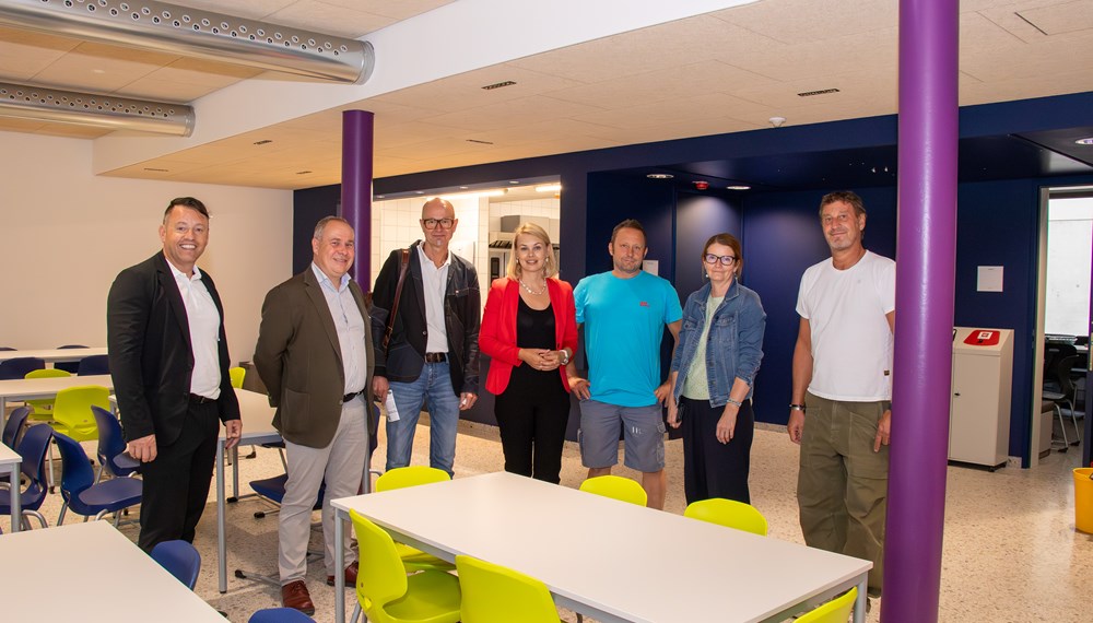 IIG-Geschäftsführer Franz Danler, Projektleiter Walter Aistleitner (IIG), Amtsvorstand Werner Leithmayer, Vizebürgermeisterin Elisabeth Mayr, Schulwart Oliver Tschank, Direktorin Petra Eichler und Bauleiter Martin Kiechl machen sich ein Bild vom frisch sanierten Campus Arzl.