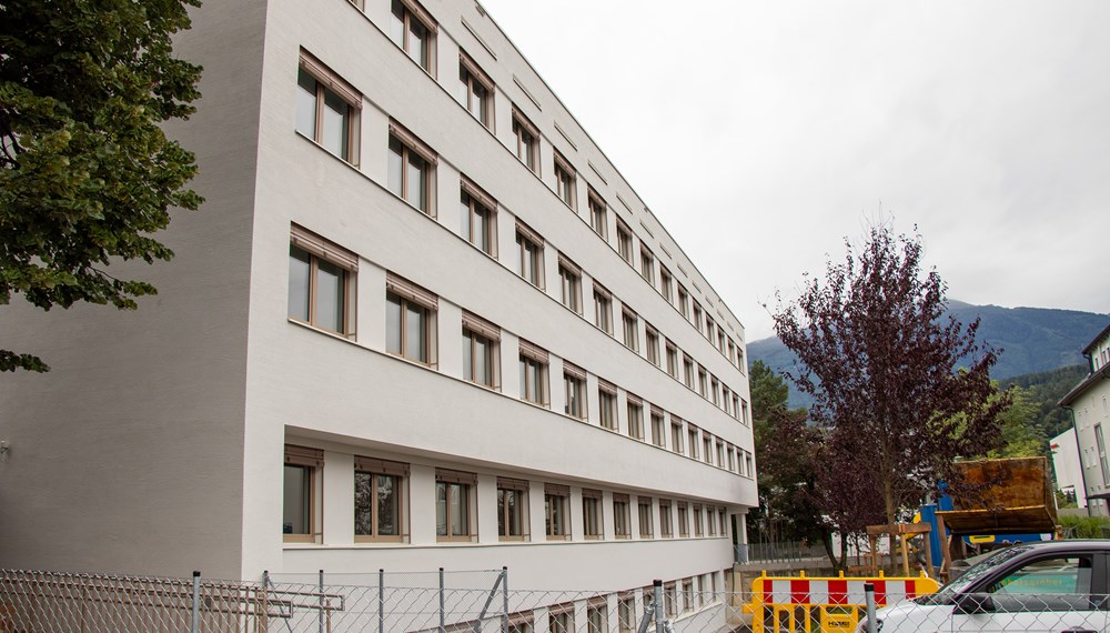 Der westliche Gebäudeteil am Domanigweg 3 wurde generalsaniert und aufgestockt, um künftig der Kinder Jugend GmbH und dem Verein lilawohnt ausreichend Platz zu bieten.