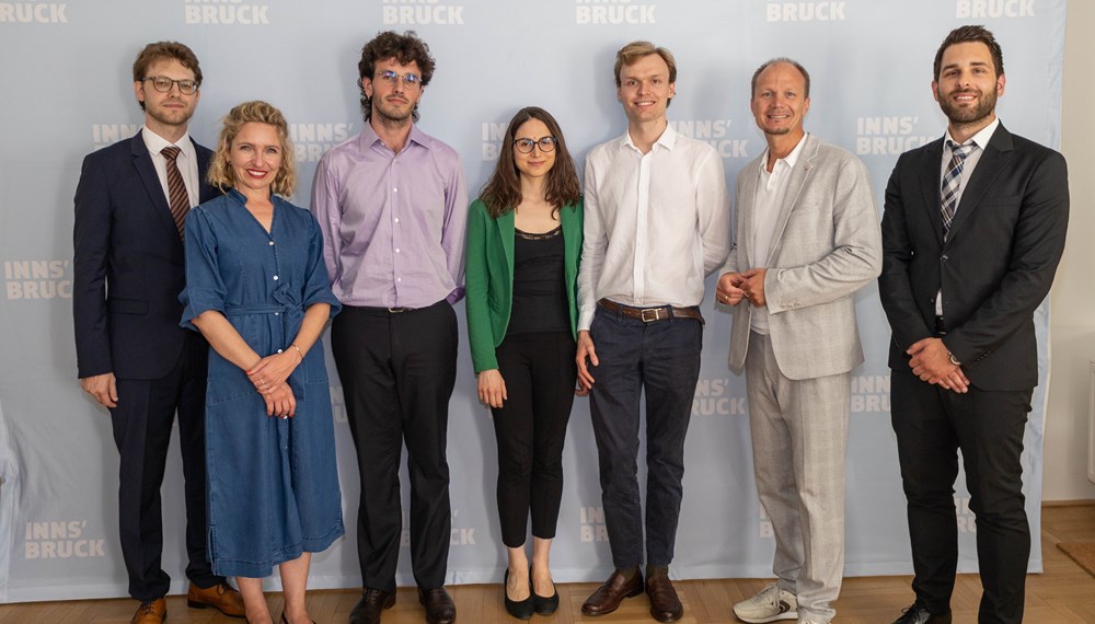 (v.l.n.r.) Wettbewerbsleiter Michael Schöch, Kulturamtsvorständin Isabelle Brandauer, die PreisträgerInnen Nadal Roig i Serralta (2. Platz), Giulia Ricci (2. Platz), Josef Laming (1. Platz), Bürgermeister Johannes Anzengruber und Wettbewerbsleiter Elias Praxmarer bei der Verkündung der GewinnerInnen des 21. Paul-Hofhaimer-Wettberwerbs im Innsbrucker Stadtarchiv.