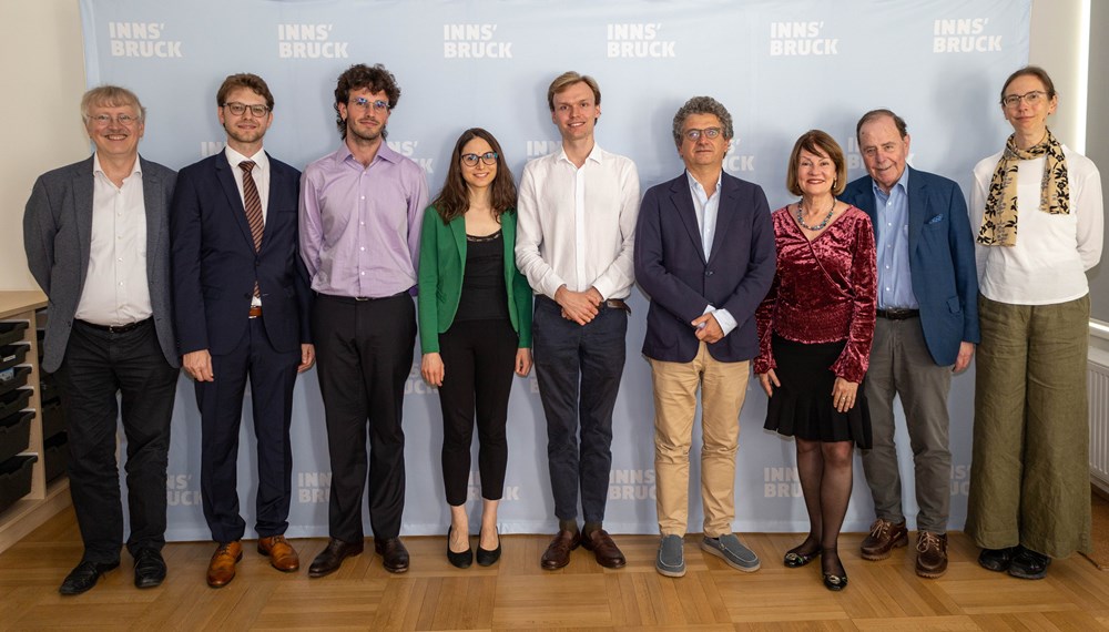 (v.l.n.r.) Wolfgang Zerer (Jury), Michael Schöch (Juryvorsitz), Nadal Roig i Serralta (Spanien) - Preisträger 2. Platz, Giulia Ricci (Italien) - Preisträgerin 2. Platz, Josef Laming (Großbritannien) – Preisträger 1. Platz, Maurizio Croci (Jury), Kimberly Marshall (Jury), Reinhard Jaud (Jury), Bine Katrine Bryndorf (Jury).