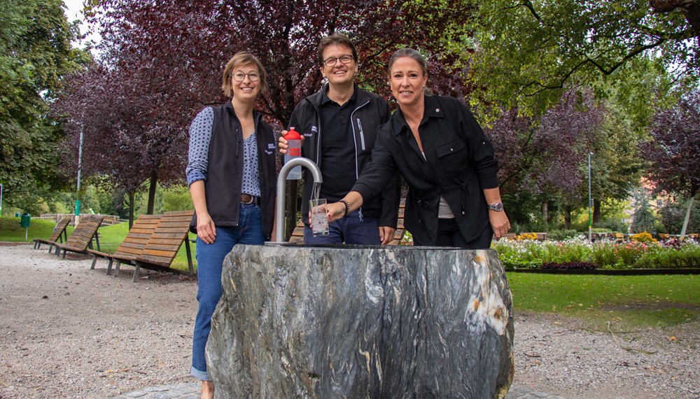 Gemeinsam am Werk: Lisa Stöllnberger (Grünanlagen – Planung und Bau), Referatsleiter Markus Pinter und Stadträtin Mariella Lutz freuen sich über den neuen Erfrischungspunkt im Rapoldipark (v. l.).