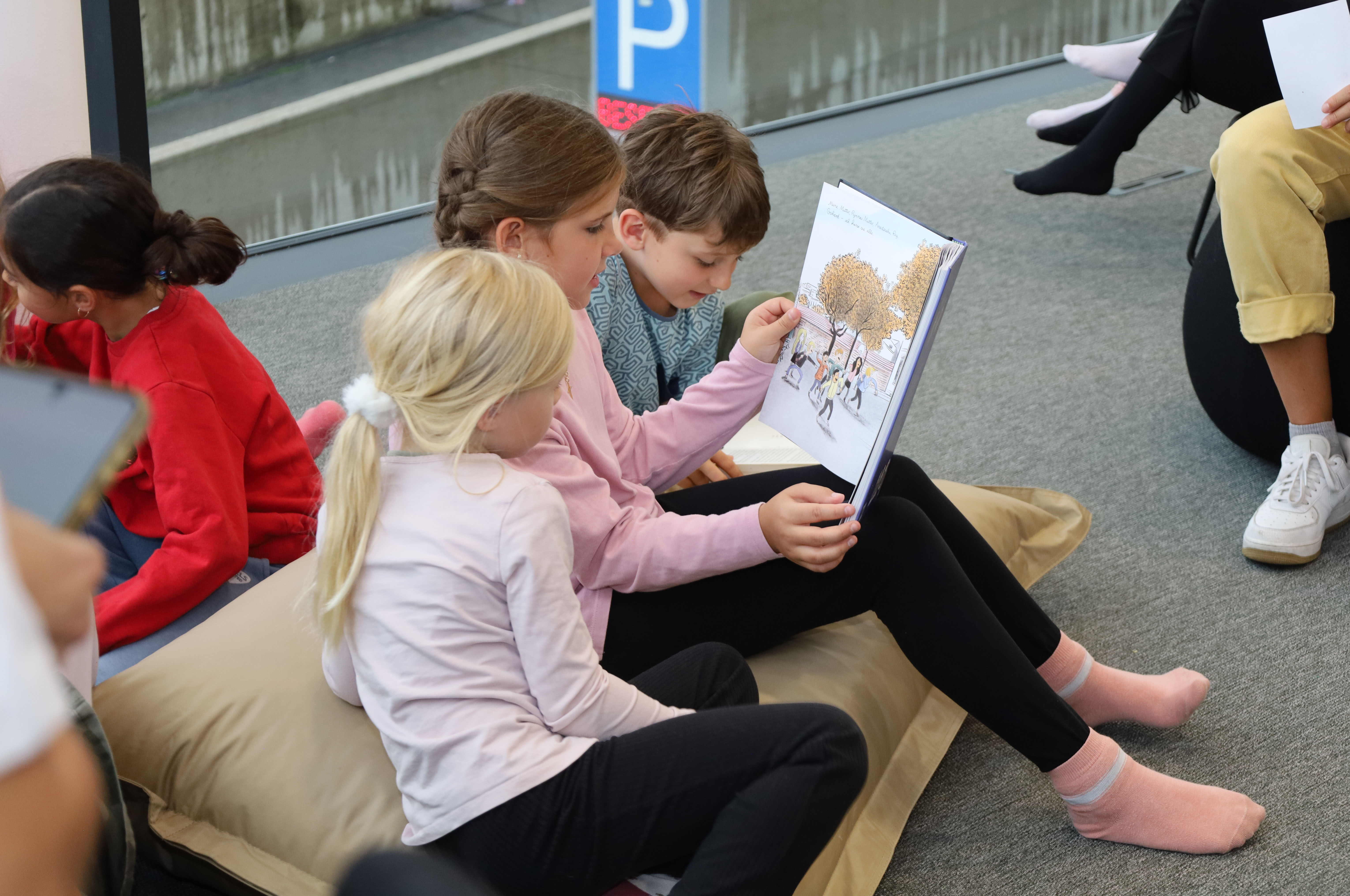 In der Kinderbibliothek ist über den Sommer ein gemütlicher Rückzugsort für ältere Kinder ab dem Volksschulalter entstanden.