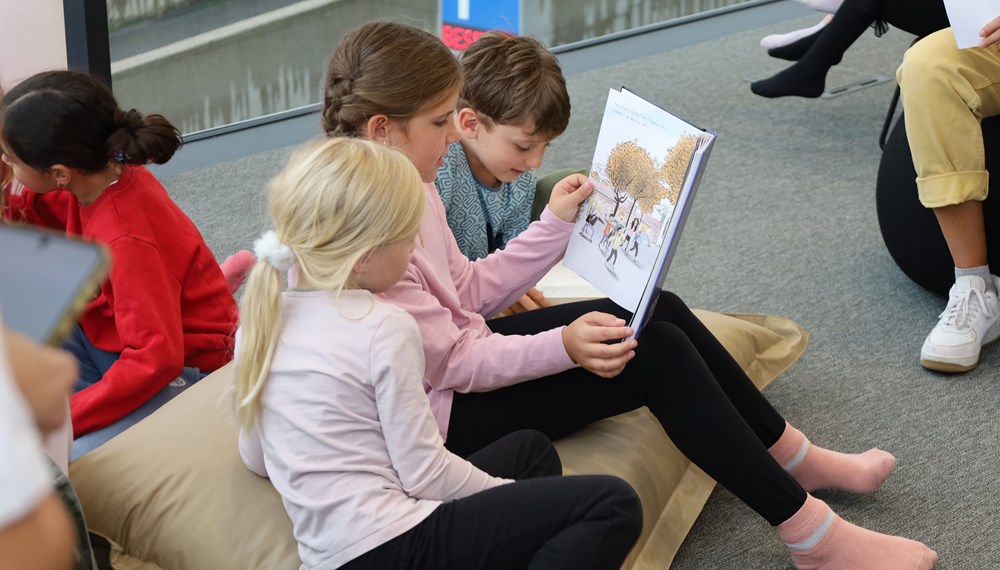 In der Kinderbibliothek ist über den Sommer ein gemütlicher Rückzugsort für ältere Kinder ab dem Volksschulalter entstanden.