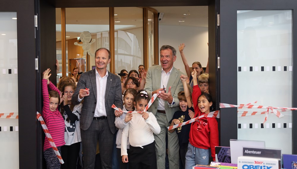 Willkommen in der Kinderbibliothek, Amraser Straße 2: Bürgermeister Johannes Anzengruber, Vizebgm. Georg Willi und die SchülerInnen der Volksschule Leitgeb I bei ihrem ersten gemeinsamen Besuch am 10. September.