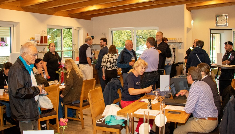 Reger Austausch bei der Magistrat in Bewegung-Tour in Amras. Zahlreiche BürgerInnen nutzten die Gelegenheit, mit Bürgermeister, Stadtregierung und Mitarbeitenden der Verwaltung ins Gespräch zu kommen. Dabei standen aktuelle Entwicklungen und Anliegen aus dem Stadtteil ebenso im Mittelpunkt wie Ideen für die Zukunft. Die direkte Begegnung vor Ort machte den Dialog persönlich, unkompliziert und lebendig.