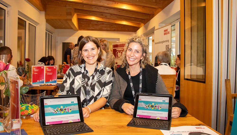 Der MIB-Tourstopp in Amras am 9. September war gut besucht. Die Kolleginnen des Referates Bürgerinnenbeteiligung und partizipative Stadtgestaltung präsentieren auch bei den Kinderfreunden auf der Hungerburg die digitale Beteiligungsplattform.