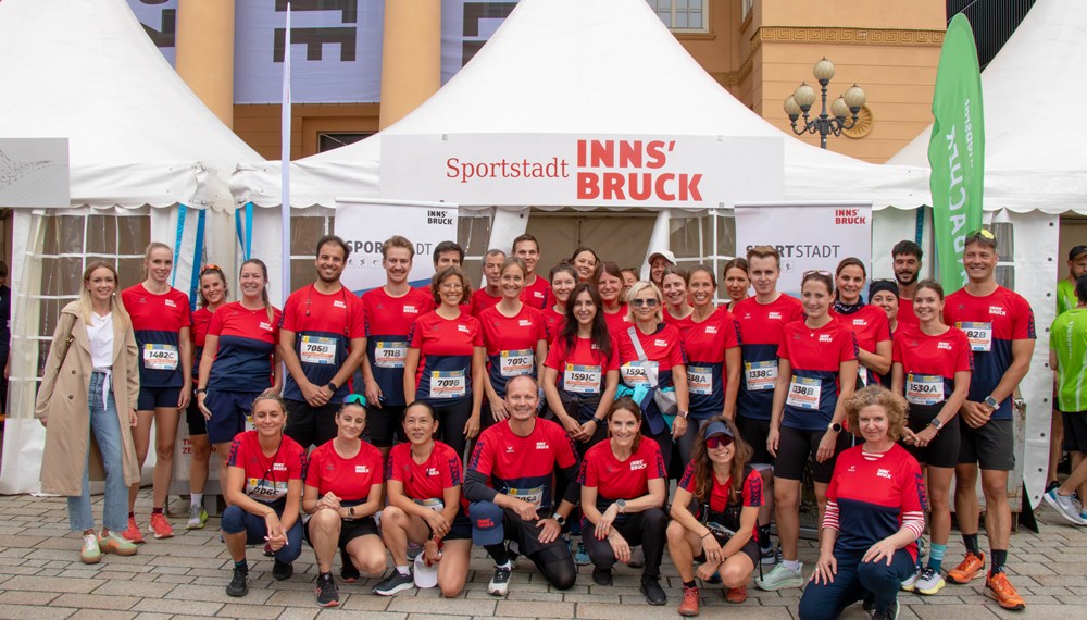 Beim 23. Tiroler Firmenlauf gingen für die Stadt Innsbruck 16 Dreier-Teams an den Start – darunter auch Bürgermeister Johannes Anzengruber. Auf der 5,8 Kilometer langen Strecke zeigten die insgesamt 5000 Läuferinnen und Läufer großen Einsatz. Schnellste im Team des Stadtmagistrats war Janicka Zielinski mit einer Zeit von 23:21,7 Minuten, schnellster Läufer Dominik Mair mit 23:21,8 Minuten. Insgesamt stand der Firmenlauf ganz im Zeichen von Teamgeist, Bewegung und einem guten Zweck. Wir gratulieren allen Teilnehmern!