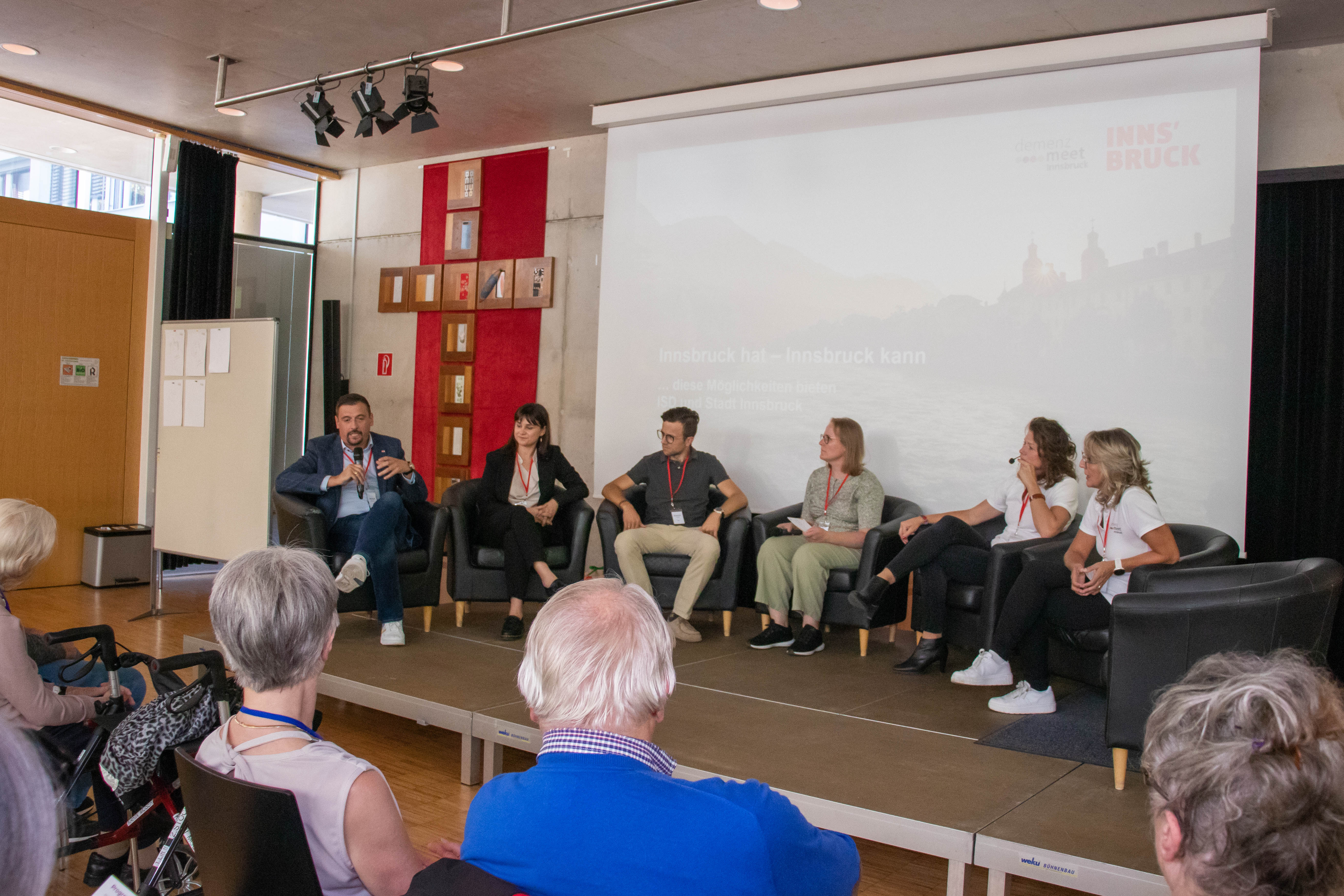 Neben Vorträgen und Austausch boten die Stadt Innsbruck und die Innsbrucker Sozialen Dienste (ISD) am Nachmittag Einblicke in ihre Angebote rund um das Thema Demenz.