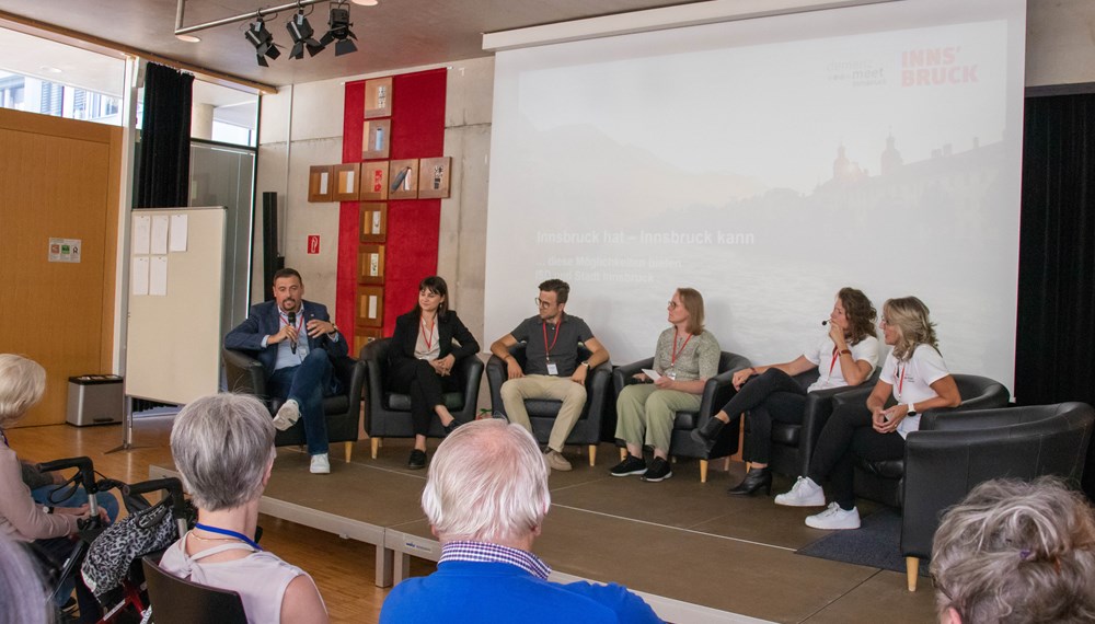 Neben Vorträgen und Austausch boten die Stadt Innsbruck und die Innsbrucker Sozialen Dienste (ISD) am Nachmittag Einblicke in ihre Angebote rund um das Thema Demenz.