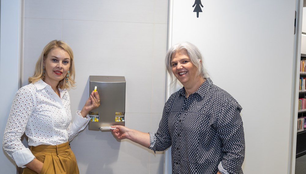 Vizebürgermeisterin Elisabeth Mayr und Bibliotheksleiterin Christina Krenmayr (r.) freuen sich über diese wichtige Maßnahme zur Förderung von Teilhabe und Frauengesundheit.