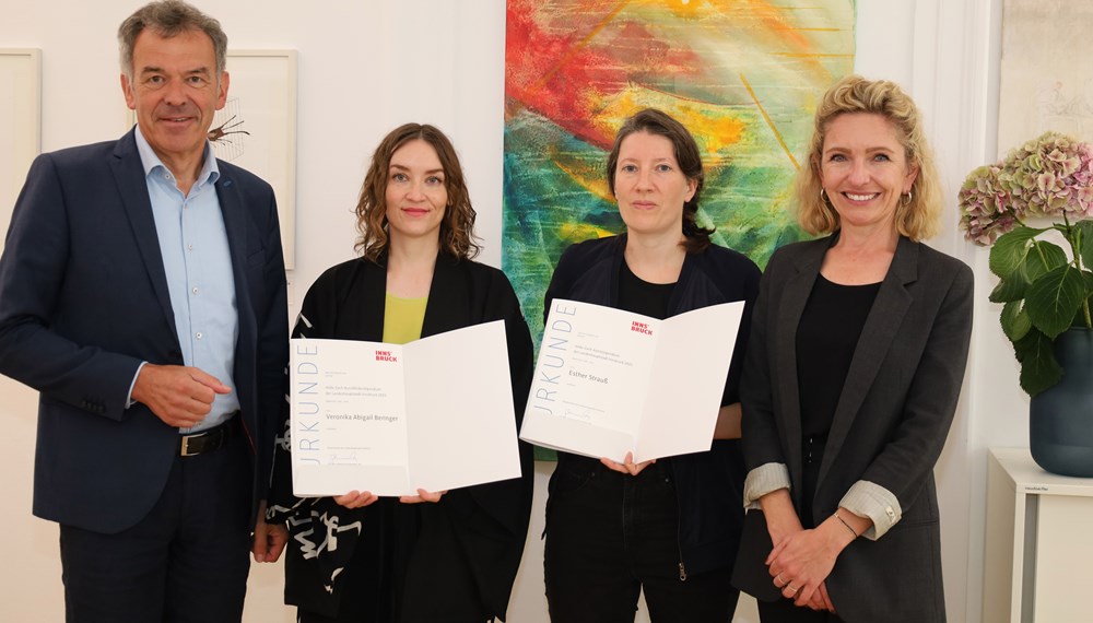Die Hilde-Zach-Kunststipendiatinnen Veronika Abigail Beringer (2. v.l.) und Esther Strauss (3. v.l.) mit Vizebürgermeister Georg Willi und Kulturamtsleiterin Isabelle Brandauer.