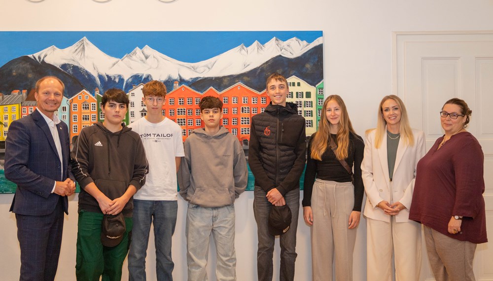 Bürgermeister Johannes Anzengruber begrüßte die neuen städtischen Lehrlinge Leon Rehag, Julian Schaber, Noel Gasser, Daniel Kirchebner und Luisa Holzmüller gemeinsam mit Personalamtsleiterin Milka Peraic-Rasic und der städtischen Lehrlingsbeauftragten Sabine Floßmann im Stadtsenats-Sitzungszimmer des Innsbrucker Rathauses.