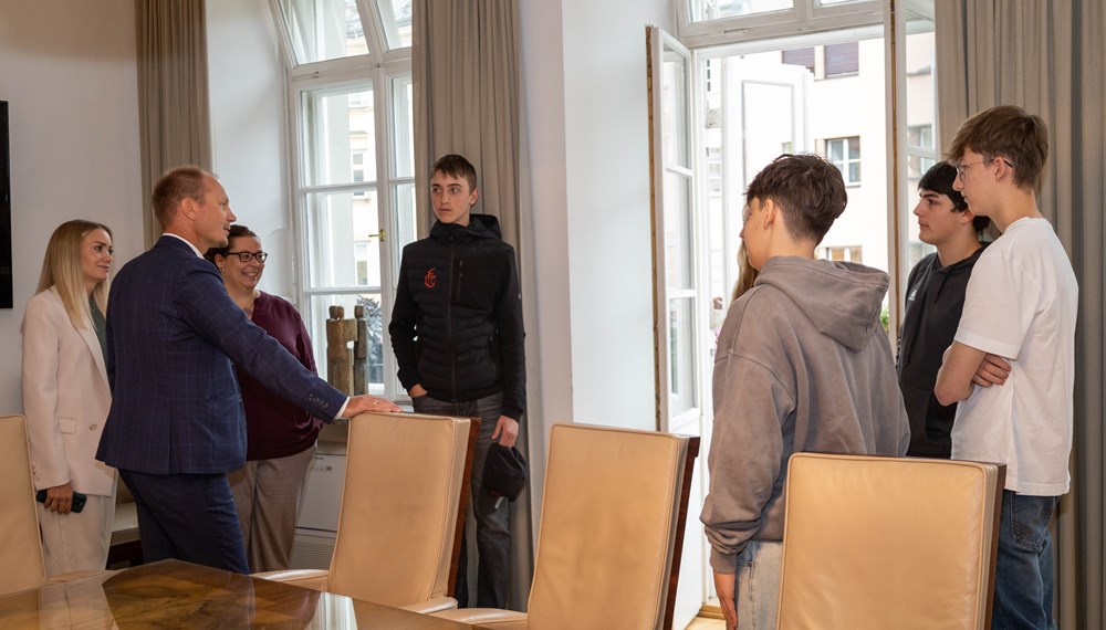 Bürgermeister Johannes Anzengruber begrüßte die neuen städtischen Lehrlinge Leon Rehag, Julian Schaber, Noel Gasser, Daniel Kirchebner und Luisa Holzmüller gemeinsam mit Personalamtsleiterin Milka Peraic-Rasic und der städtischen Lehrlingsbeauftragten Sabine Floßmann im Stadtsenats-Sitzungszimmer des Innsbrucker Rathauses.