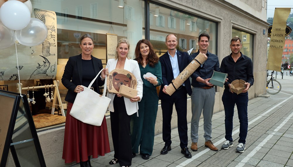 Stadträtin Mariella Lutz (l.) und Bürgermeister Johannes Anzengruber (3.v.r.) statteten dem Team von Clarissakork rund um Unternehmensgründerin Clarissa Steurer (3.v.l.), Edwin Steurer (r.), Karin Dallagiovanna (2.v.l.) und Markus Kilga (2.v.r.) bei der Shop-Eröffnung am Marktgraben einen Besuch ab.