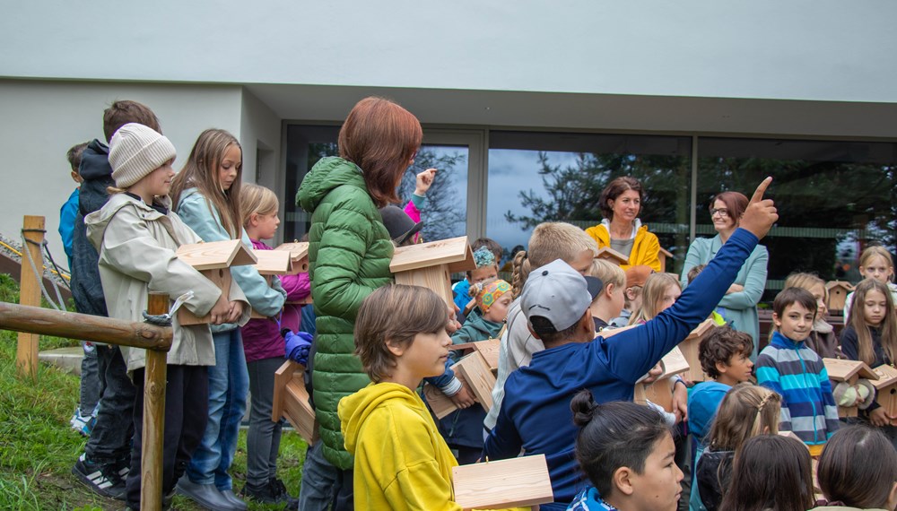 Die Volksschulkinder zeigten sich sehr neugierig und nutzten die Gelegenheit, Fragen zum Aufstellen, zur Pflege und zum geeigneten Platz der Nistkästen zu stellen.