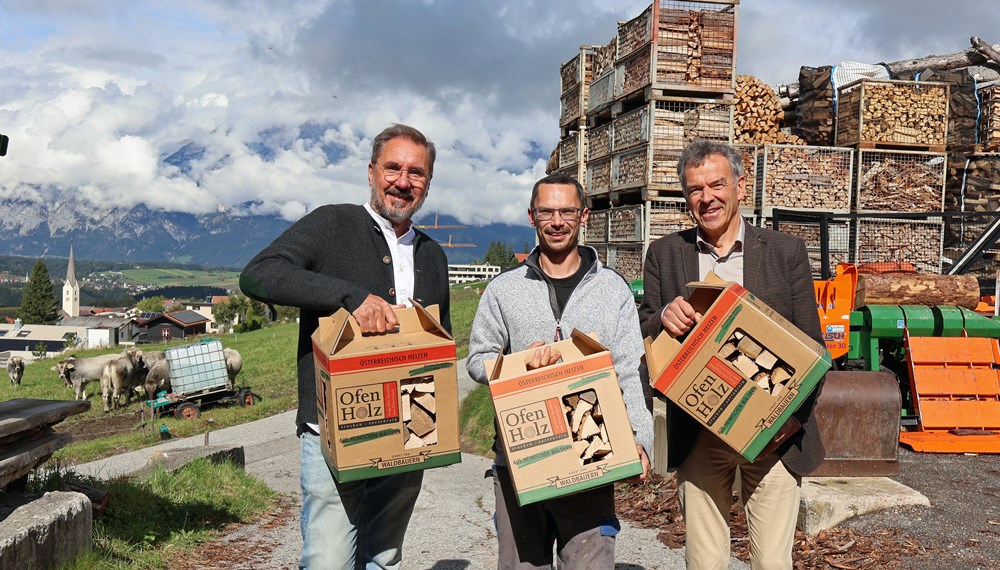 Vizebürgermeister Georg Willi (r.) mit Christoph Müller von Tiroler-Ofenholz und Jens-Uwe Müller (l.) vom Innsbrucker Hilfswerk