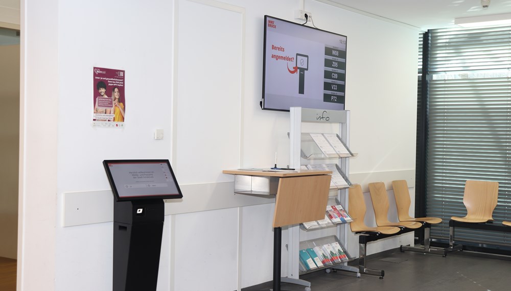 Auf der Webseite www.innsbruck.gv.at finden Sie alle Unterlagen, die Sie für Ihren Behördengang benötigen. Als besondere Dienstleistung kann auch vorab online oder direkt am Terminal des Wartebereichs im 1. Stock des Rathauses ein Termin gebucht werden.
