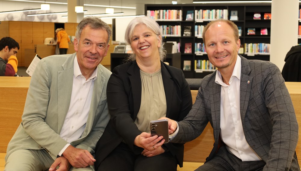 Neue App bietet bequemen Zugang zum Bibliotheksangebot: Bürgermeister Johannes Anzengruber, Vizebürgermeister Georg Willi (li.) und Bibliotheksleiterin Christina Krenmayr freuen sich über das neue Service.
