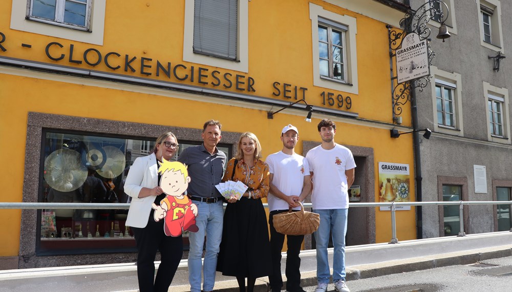 Zu Besuch bei einem der ersten Partnerbetriebe: Johannes Grassmayr, Vizebürgermeisterin Elisabeth Mayr und Referatsleiterin Sarah Mair (1. v.l.) mit Dominik und Tobias vom „Peterle hilft“-Team.