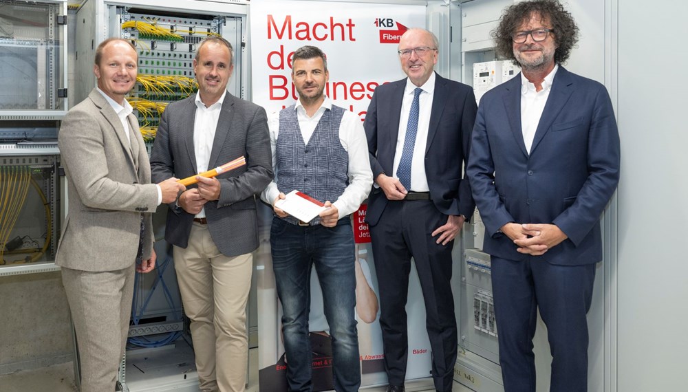 Bürgermeister Ing. Mag. Johannes Anzengruber, B.Sc., Ing. Mag. Thomas Stotter, IKB-Geschäftsbereichsleiter Telekom, Simon Geiler, B.A., Geschäftsführer des langjährigen IKB-Businesskunden elitec GmbH, DI Helmuth Müller, IKB-Vorstandsvorsitzender und Dr. Thomas Pühringer, IKB-Vorstandsmitglied.