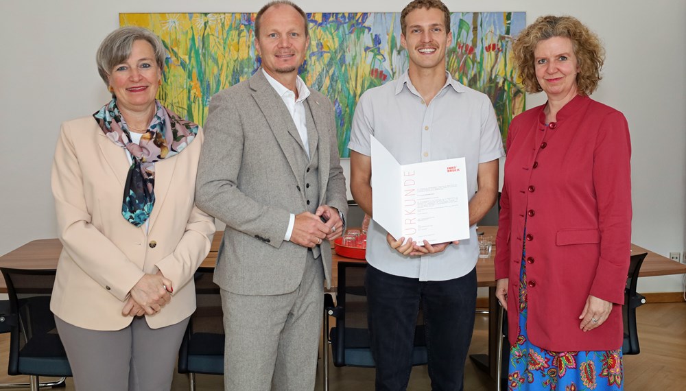 Nachdem sich der bisherige Sportamtsleiter, Romuald Niescher, mit 30. September 2025 in seine wohlverdiente Pension verabschiedet hat, gab es mit 1. Oktober gleich zwei Neubesetzungen. Tassilo Berghamer (Bild 1, 2.v.r.) trat die Nachfolge von Niescher als Vorstand des Sportamtes offiziell an. Isabelle Brandauer (Bild 2, 2.v.r.) übernimmt die Position der Stellvertreterin für die Abteilungsleitung der Magistratsabteilung V - Gesellschaft, Kultur, Gesundheit und Sport. Magistratsdirektorin Gabriele Herlitschka, Bürgermeister Johannes Anzengruber, Vizebürgermeister Georg Willi und Birgit Neu (Abteilungsleitung MA V) gratulierten bei den jeweiligen Dekretverleihungen.