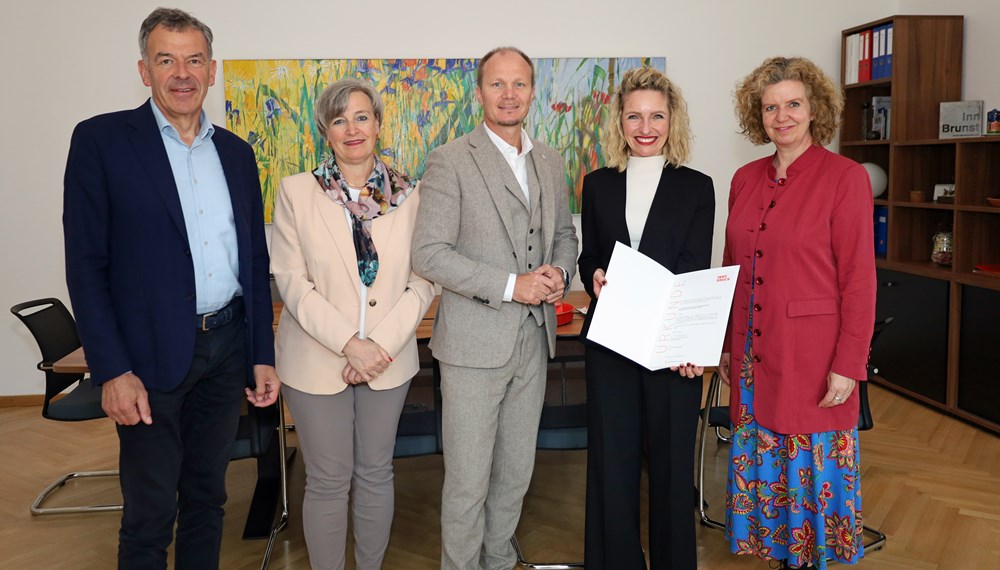 Nachdem sich der bisherige Sportamtsleiter, Romuald Niescher, mit 30. September 2025 in seine wohlverdiente Pension verabschiedet hat, gab es mit 1. Oktober gleich zwei Neubesetzungen. Tassilo Berghamer (Bild 1, 2.v.r.) trat die Nachfolge von Niescher als Vorstand des Sportamtes offiziell an. Isabelle Brandauer (Bild 2, 2.v.r.) übernimmt die Position der Stellvertreterin für die Abteilungsleitung der Magistratsabteilung V - Gesellschaft, Kultur, Gesundheit und Sport. Magistratsdirektorin Gabriele Herlitschka, Bürgermeister Johannes Anzengruber, Vizebürgermeister Georg Willi und Birgit Neu (Abteilungsleitung MA V) gratulierten bei den jeweiligen Dekretverleihungen.