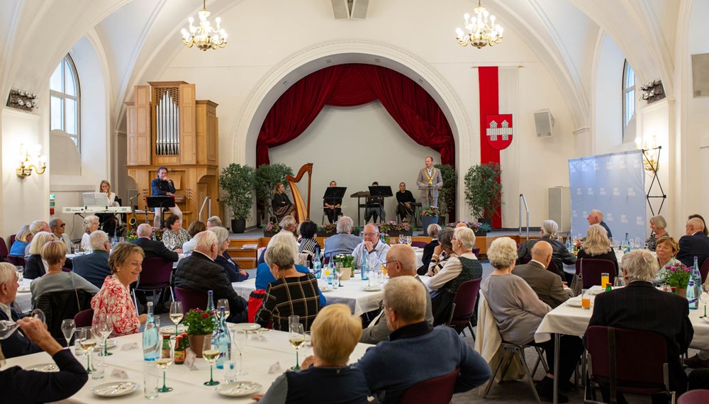 Zu Ehren langjähriger Ehepaare lud die Stadt Innsbruck zur traditionellen Hochzeitsjubiläumsfeier in die Ursulinensäle ein. Bürgermeister Johannes Anzengruber begrüßte dabei insgesamt 33 Paare, die ihr Goldenes (50 Ehejahre) oder Diamantenes (60 Ehejahre) Jubiläum feierten. Zudem nahmen zwei Paare teil, die bereits auf 65 gemeinsame Jahre zurückblicken können und damit ihr Eisernes Hochzeitsjubiläum begingen. Die musikalische Umrahmung übernahm die Musikgruppe Die Vielsaitigen, die für festliche Stimmung sorgte. Die Feier bietet jedes Jahr eine schöne Gelegenheit, den JubilarInnen gebührenden Dank und Anerkennung auszusprechen: für ihre jahrzehntelange Treue, ihr Engagement sowie ihren Beitrag zum wirtschaftlichen und gesellschaftlichen Aufbau der Stadt. Als Zeichen der Wertschätzung erhielten die Paare im feierlichen Rahmen die vom Land Tirol gestiftete Jubiläumsgabe.