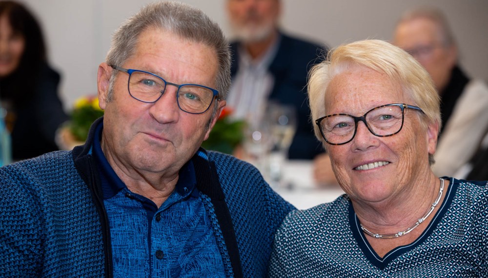 Zu Ehren langjähriger Ehepaare lud die Stadt Innsbruck zur traditionellen Hochzeitsjubiläumsfeier in die Ursulinensäle ein. Bürgermeister Johannes Anzengruber begrüßte dabei insgesamt 33 Paare, die ihr Goldenes (50 Ehejahre) oder Diamantenes (60 Ehejahre) Jubiläum feierten. Zudem nahmen zwei Paare teil, die bereits auf 65 gemeinsame Jahre zurückblicken können und damit ihr Eisernes Hochzeitsjubiläum begingen. Die musikalische Umrahmung übernahm die Musikgruppe Die Vielsaitigen, die für festliche Stimmung sorgte. Die Feier bietet jedes Jahr eine schöne Gelegenheit, den JubilarInnen gebührenden Dank und Anerkennung auszusprechen: für ihre jahrzehntelange Treue, ihr Engagement sowie ihren Beitrag zum wirtschaftlichen und gesellschaftlichen Aufbau der Stadt. Als Zeichen der Wertschätzung erhielten die Paare im feierlichen Rahmen die vom Land Tirol gestiftete Jubiläumsgabe.