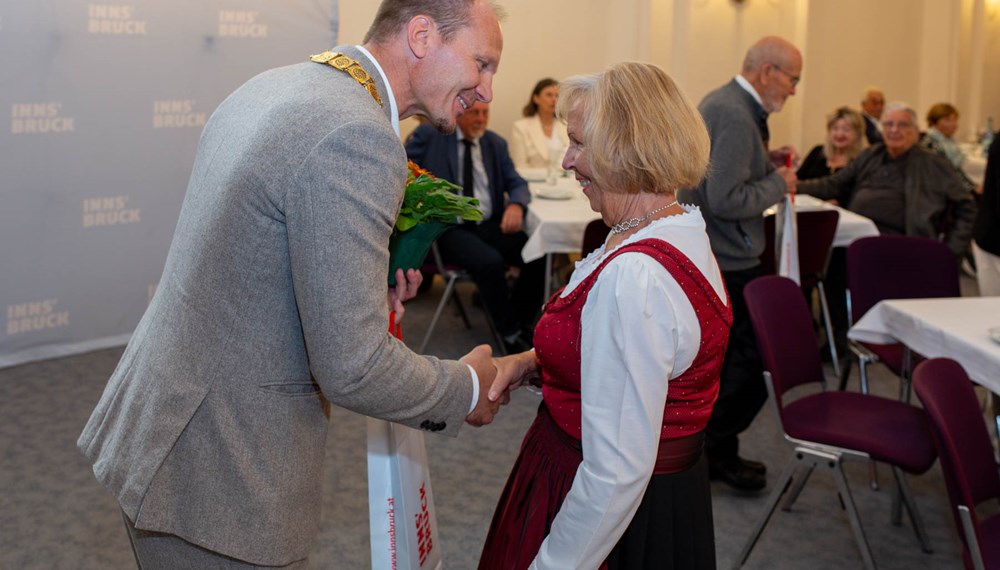 Zu Ehren langjähriger Ehepaare lud die Stadt Innsbruck zur traditionellen Hochzeitsjubiläumsfeier in die Ursulinensäle ein. Bürgermeister Johannes Anzengruber begrüßte dabei insgesamt 33 Paare, die ihr Goldenes (50 Ehejahre) oder Diamantenes (60 Ehejahre) Jubiläum feierten. Zudem nahmen zwei Paare teil, die bereits auf 65 gemeinsame Jahre zurückblicken können und damit ihr Eisernes Hochzeitsjubiläum begingen. Die musikalische Umrahmung übernahm die Musikgruppe Die Vielsaitigen, die für festliche Stimmung sorgte. Die Feier bietet jedes Jahr eine schöne Gelegenheit, den JubilarInnen gebührenden Dank und Anerkennung auszusprechen: für ihre jahrzehntelange Treue, ihr Engagement sowie ihren Beitrag zum wirtschaftlichen und gesellschaftlichen Aufbau der Stadt. Als Zeichen der Wertschätzung erhielten die Paare im feierlichen Rahmen die vom Land Tirol gestiftete Jubiläumsgabe.