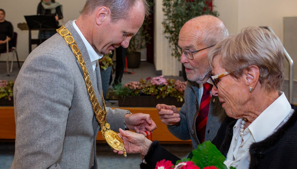 Zu Ehren langjähriger Ehepaare lud die Stadt Innsbruck zur traditionellen Hochzeitsjubiläumsfeier in die Ursulinensäle ein. Bürgermeister Johannes Anzengruber begrüßte dabei insgesamt 33 Paare, die ihr Goldenes (50 Ehejahre) oder Diamantenes (60 Ehejahre) Jubiläum feierten. Zudem nahmen zwei Paare teil, die bereits auf 65 gemeinsame Jahre zurückblicken können und damit ihr Eisernes Hochzeitsjubiläum begingen. Die musikalische Umrahmung übernahm die Musikgruppe Die Vielsaitigen, die für festliche Stimmung sorgte. Die Feier bietet jedes Jahr eine schöne Gelegenheit, den JubilarInnen gebührenden Dank und Anerkennung auszusprechen: für ihre jahrzehntelange Treue, ihr Engagement sowie ihren Beitrag zum wirtschaftlichen und gesellschaftlichen Aufbau der Stadt. Als Zeichen der Wertschätzung erhielten die Paare im feierlichen Rahmen die vom Land Tirol gestiftete Jubiläumsgabe.