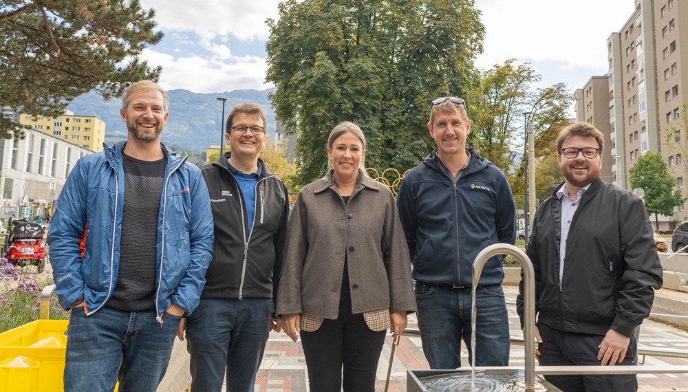 Stadträtin Mariella Lutz (m.), Gemeinderat Benjamin Plach (r.), Referent Markus Pinter (2.v.l.) sowie Landschaftsplaner Ricardo Leuschel (l.) vom Amt für Grünanlagen und Matthias Kirchmair (2.v.r.) von der Baufirma Fröschl freuen sich über die gelungene Neugestaltung des Olympiaparks.