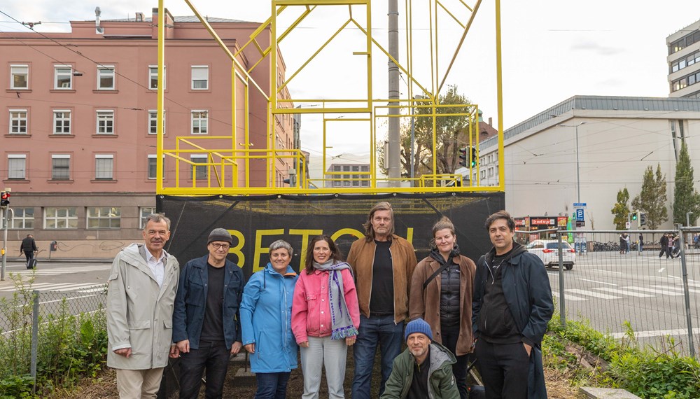 Mit einer Kunst-Installation von columbosnext an der Uni-Kreuzung macht das Stadtarchiv/Stadtmuseum bis 28. November auf das Thema Wohnen aufmerksam. Vizebürgermeister Georg Willi, die AusstellungskuratorInnen Niko Hofinger und Renate Ursprunger (Stadtarchiv/Stadtmuseum Innsbruck) sowie Mitglieder des columbosnext-Teams um Verena Rauch (4. v.l.) und Walter Premmer (5. v.l.) bei der offiziellen Eröffnungsfeier.