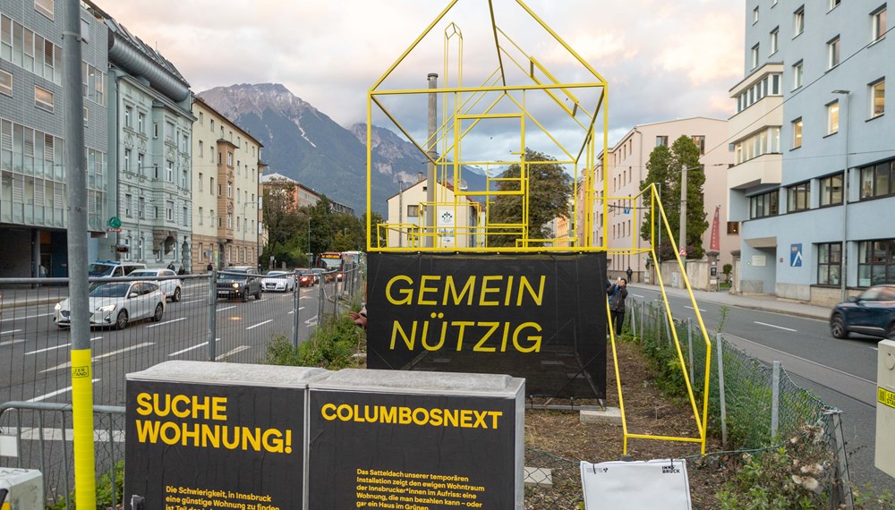 "Suche Wohnung": Die temporäre Installation weist auf die gleichnamige Ausstellung im Innsbrucker Stadtarchiv/Stadtmuseum hin.
