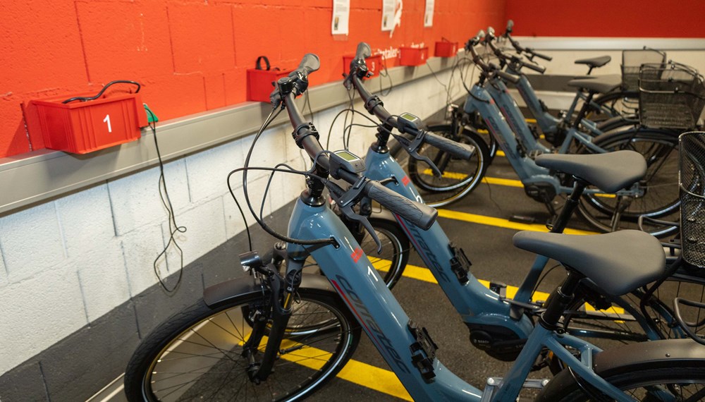 Fünf neue E-Bikes können nach Reservierung von Mitarbeitenden des Magistrats für Dienstfahrten genutzt werden.