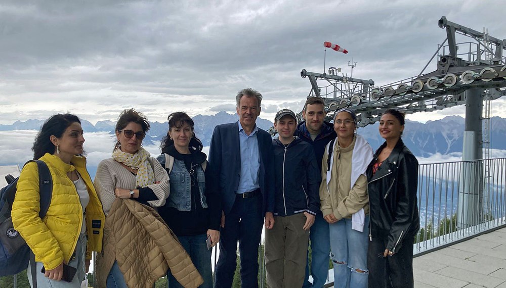 Seit mehr als 30 Jahren lädt die Stadt Innsbruck jedes Jahr Studierende aus der Partnerstadt Tbilisi (Georgien) für drei Wochen nach Innsbruck ein. Auch heuer konnten wieder sieben Studierende aus Tbilisi in Innsbruck eintreffen, wo sie Vizebürgermeister Georg Willi begrüßte und sich mit ihnen austauschte. Die Studierenden nehmen an den Intensivkursen Deutsch der Universität Innsbruck teil.