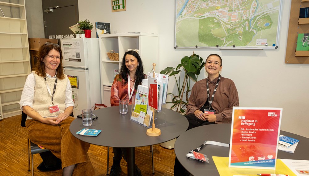 Mitarbeiterinnen und Mitarbeiter der Stadt Innsbruck sowie ihrer Beteiligungen präsentieren bei "Magistrat in Bewegung" ihr Angebot: Im Bild die Mitarbeiterinnen der Innsbrucker Soziale Dienste GmbH, die am 7. Oktober in Wilten unter anderem zu den Themen Stadtteilarbeit und Ehrenamt informierten.