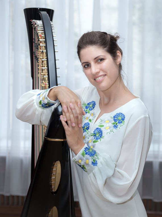 Die Harfenistin Veronika Lemishenko.