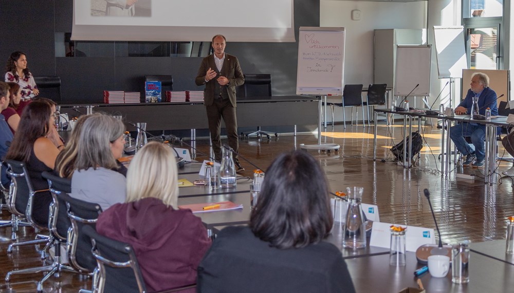 Beim Bürgerservice-Netzwerktreffen in Innsbruck, das von KDZ - Zentrum für Verwaltungsforschung organisiert wurde, trafen RepräsentantInnen des Bürgerservices aus ganz Österreich im Plenarsaal zusammen. Bürgermeister Johannes Anzengruber (m.) begrüßte die Teilnehmenden aus insgesamt 16 österreichischen Städten und Marktgemeinden, bevor in mehreren Vorträgen und Diskussionen Themen wie Sicherheit (präsentiert von Amtsvorstand Christian Schneider) oder KI im Bürgerservice behandelt wurden. Für Referentin Sabine Kröß-Tunner (2.v.l.) stellte das Bürgerservice-Netzwerktreffen 2025 das letzte dar, sie wird nach über 40 Jahren im Dienst für die Stadt Innsbruck in den verdienten Ruhestand verabschiedet.