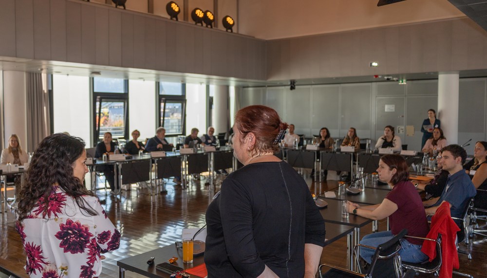 Beim Bürgerservice-Netzwerktreffen in Innsbruck, das von KDZ - Zentrum für Verwaltungsforschung organisiert wurde, trafen RepräsentantInnen des Bürgerservices aus ganz Österreich im Plenarsaal zusammen. Bürgermeister Johannes Anzengruber (m.) begrüßte die Teilnehmenden aus insgesamt 16 österreichischen Städten und Marktgemeinden, bevor in mehreren Vorträgen und Diskussionen Themen wie Sicherheit (präsentiert von Amtsvorstand Christian Schneider) oder KI im Bürgerservice behandelt wurden. Für Referentin Sabine Kröß-Tunner (2.v.l.) stellte das Bürgerservice-Netzwerktreffen 2025 das letzte dar, sie wird nach über 40 Jahren im Dienst für die Stadt Innsbruck in den verdienten Ruhestand verabschiedet.