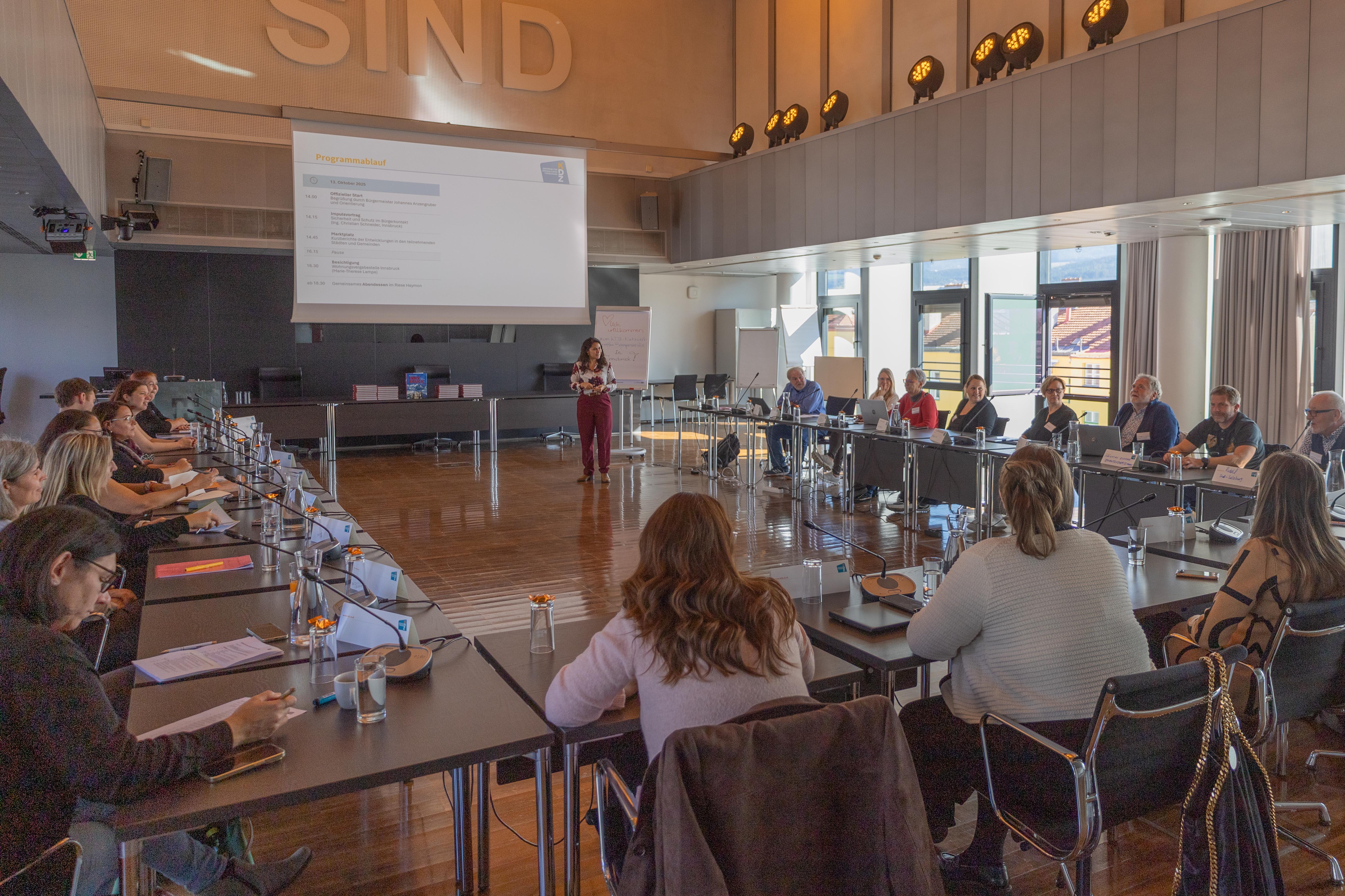 Beim Bürgerservice-Netzwerktreffen in Innsbruck, das von KDZ - Zentrum für Verwaltungsforschung organisiert wurde, trafen RepräsentantInnen des Bürgerservices aus ganz Österreich im Plenarsaal zusammen. Bürgermeister Johannes Anzengruber (m.) begrüßte die Teilnehmenden aus insgesamt 16 österreichischen Städten und Marktgemeinden, bevor in mehreren Vorträgen und Diskussionen Themen wie Sicherheit (präsentiert von Amtsvorstand Christian Schneider) oder KI im Bürgerservice behandelt wurden. Für Referentin Sabine Kröß-Tunner (2.v.l.) stellte das Bürgerservice-Netzwerktreffen 2025 das letzte dar, sie wird nach über 40 Jahren im Dienst für die Stadt Innsbruck in den verdienten Ruhestand verabschiedet.