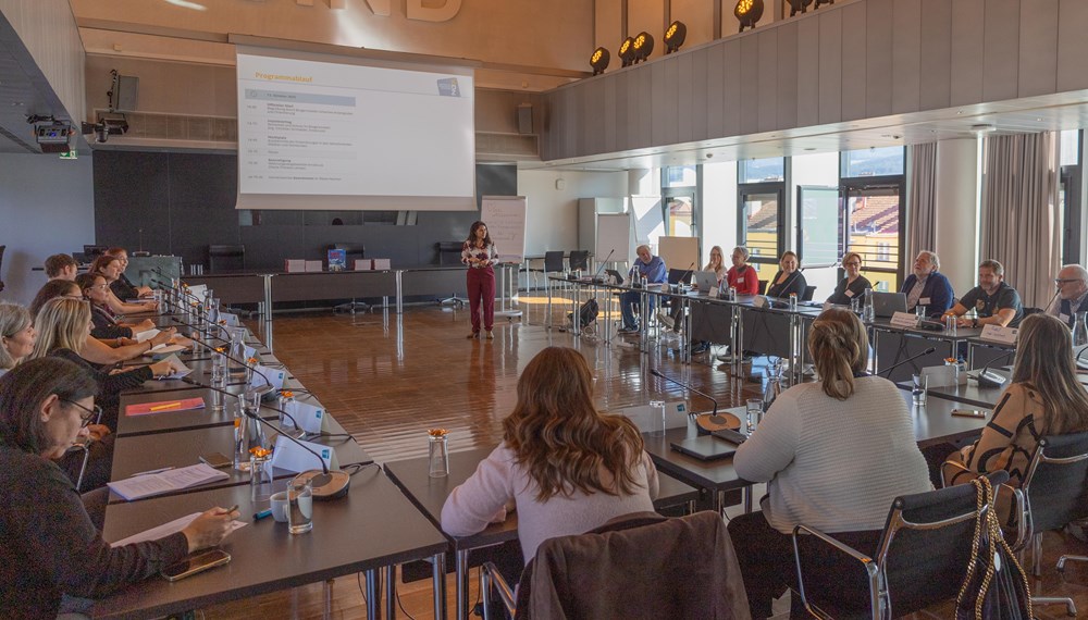 Beim Bürgerservice-Netzwerktreffen in Innsbruck, das von KDZ - Zentrum für Verwaltungsforschung organisiert wurde, trafen RepräsentantInnen des Bürgerservices aus ganz Österreich im Plenarsaal zusammen. Bürgermeister Johannes Anzengruber (m.) begrüßte die Teilnehmenden aus insgesamt 16 österreichischen Städten und Marktgemeinden, bevor in mehreren Vorträgen und Diskussionen Themen wie Sicherheit (präsentiert von Amtsvorstand Christian Schneider) oder KI im Bürgerservice behandelt wurden. Für Referentin Sabine Kröß-Tunner (2.v.l.) stellte das Bürgerservice-Netzwerktreffen 2025 das letzte dar, sie wird nach über 40 Jahren im Dienst für die Stadt Innsbruck in den verdienten Ruhestand verabschiedet.