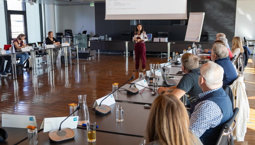 Beim Bürgerservice-Netzwerktreffen in Innsbruck, das von KDZ - Zentrum für Verwaltungsforschung organisiert wurde, trafen RepräsentantInnen des Bürgerservices aus ganz Österreich im Plenarsaal zusammen. Bürgermeister Johannes Anzengruber (m.) begrüßte die Teilnehmenden aus insgesamt 16 österreichischen Städten und Marktgemeinden, bevor in mehreren Vorträgen und Diskussionen Themen wie Sicherheit (präsentiert von Amtsvorstand Christian Schneider) oder KI im Bürgerservice behandelt wurden. Für Referentin Sabine Kröß-Tunner (2.v.l.) stellte das Bürgerservice-Netzwerktreffen 2025 das letzte dar, sie wird nach über 40 Jahren im Dienst für die Stadt Innsbruck in den verdienten Ruhestand verabschiedet.