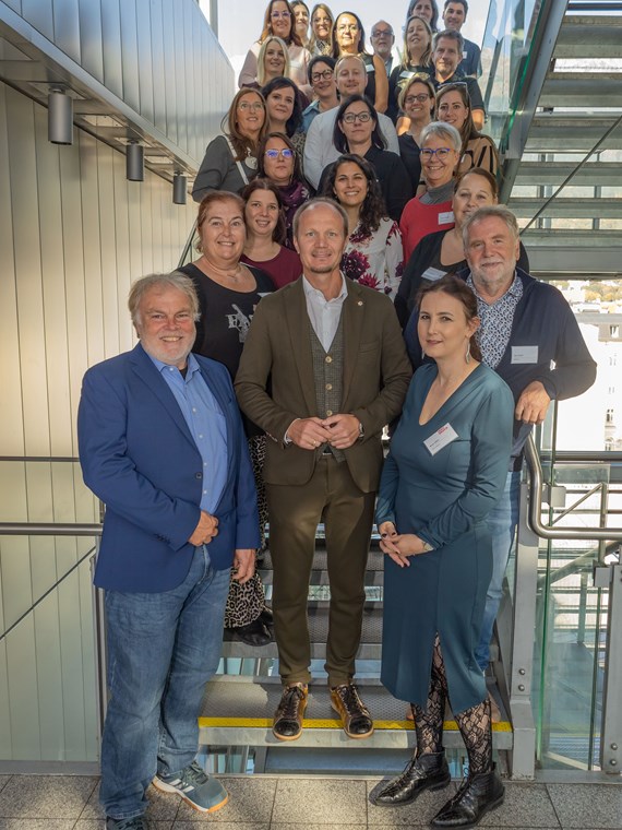 Beim Bürgerservice-Netzwerktreffen in Innsbruck, das von KDZ - Zentrum für Verwaltungsforschung organisiert wurde, trafen RepräsentantInnen des Bürgerservices aus ganz Österreich im Plenarsaal zusammen. Bürgermeister Johannes Anzengruber (m.) begrüßte die Teilnehmenden aus insgesamt 16 österreichischen Städten und Marktgemeinden, bevor in mehreren Vorträgen und Diskussionen Themen wie Sicherheit (präsentiert von Amtsvorstand Christian Schneider) oder KI im Bürgerservice behandelt wurden. Für Referentin Sabine Kröß-Tunner (2.v.l.) stellte das Bürgerservice-Netzwerktreffen 2025 das letzte dar, sie wird nach über 40 Jahren im Dienst für die Stadt Innsbruck in den verdienten Ruhestand verabschiedet.