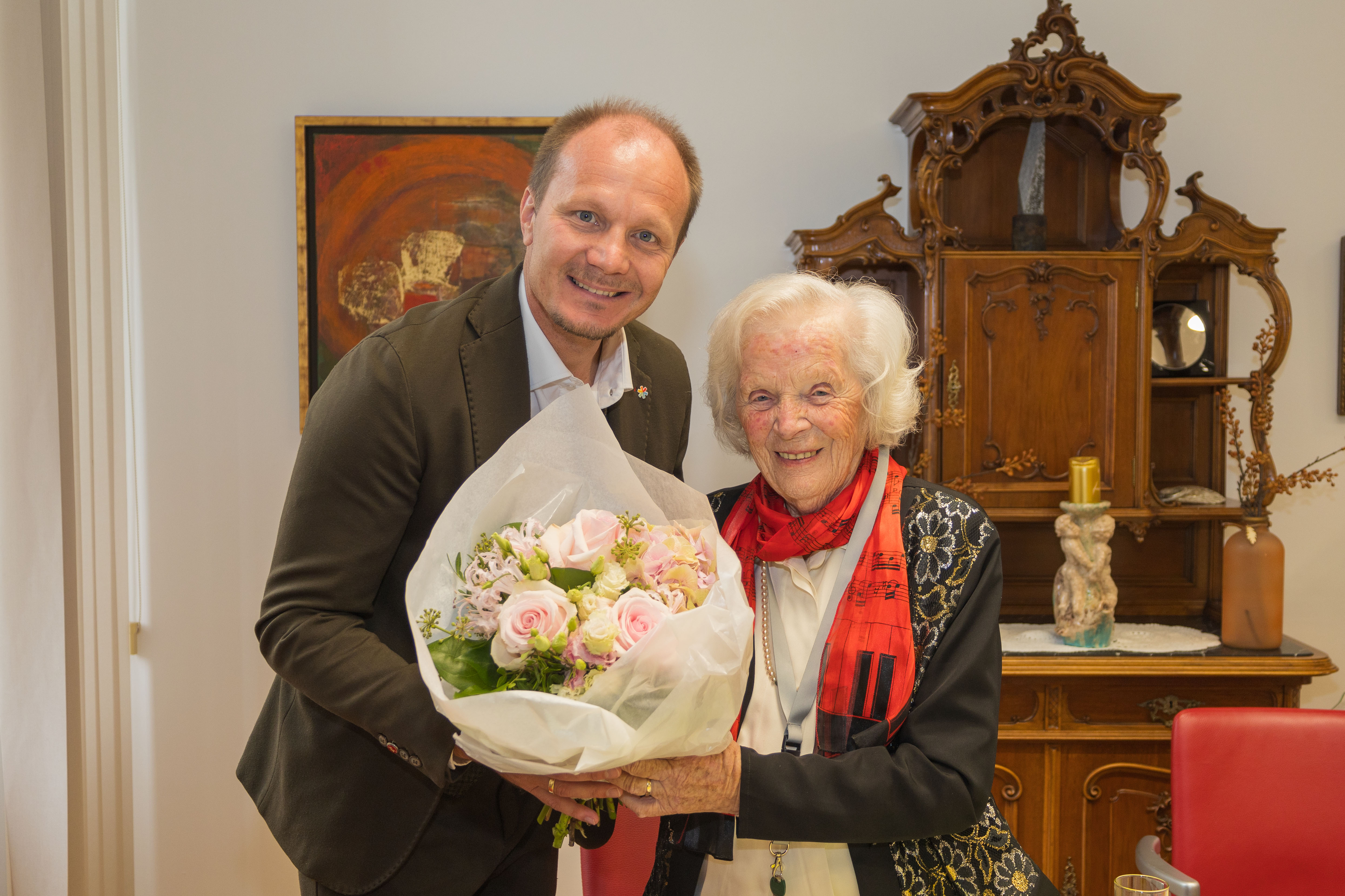 Bürgermeister Johannes Anzengruber überreichte Josefine Psula einen Blumenstrauß zum 106. Geburtstag.