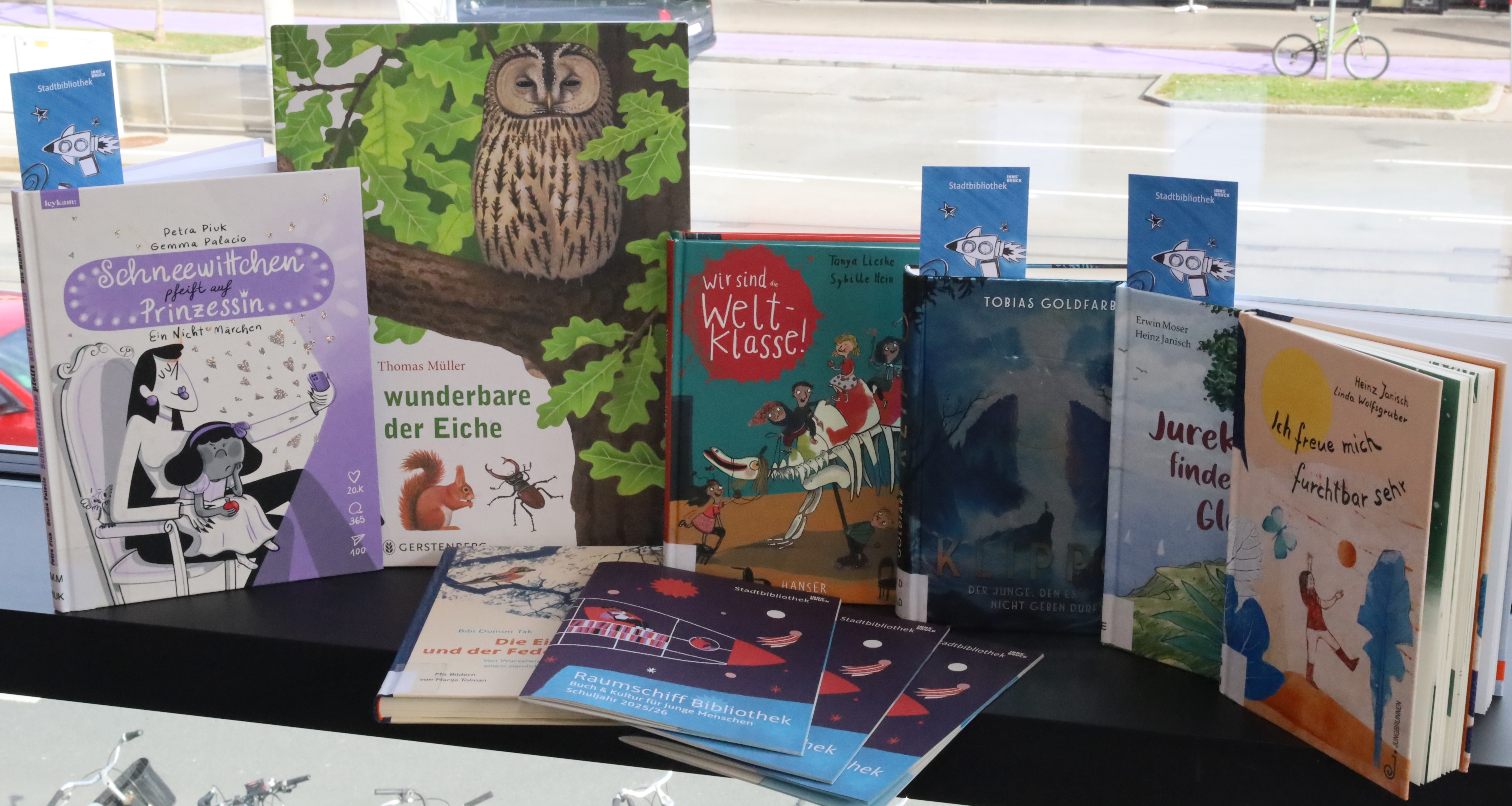 Im Mittelpunkt der Reihe "Raumschiff Bibliothek" stehen unter anderem Bücher der AutorInnen Ursula Poznanski, Heinz Janisch, Agi Ofner, Tanya Lieske oder Tobias Goldfarb.